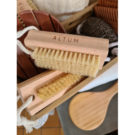 brosse à ongles en bois naturel 2 faces avec cordon à suspendre brosse à ongles en bois naturel 2 faces avec cordon à suspendre