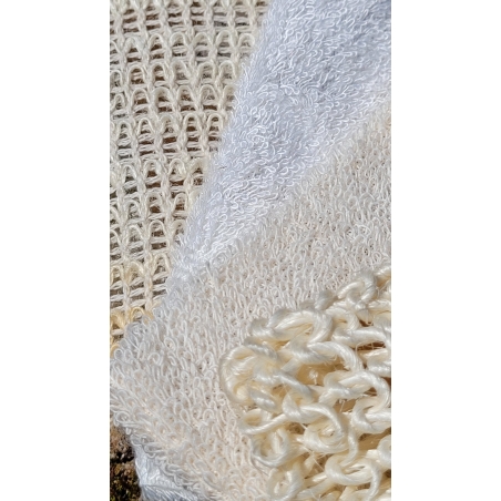 4 fibres végétales différentes et un tissage plus ou moins serré pour un gommage sur mesure. 4 fibres végétales différentes et un tissage plus ou moins serré pour un gommage sur mesure.