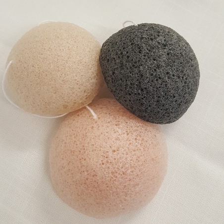 Éponges de konjac pour un nettoyage des peaux sensibles. 3 coloris aléatoires, rose, écru ou charbon Éponges de konjac pour un nettoyage des peaux sensibles. 3 coloris aléatoires, rose, écru ou charbon