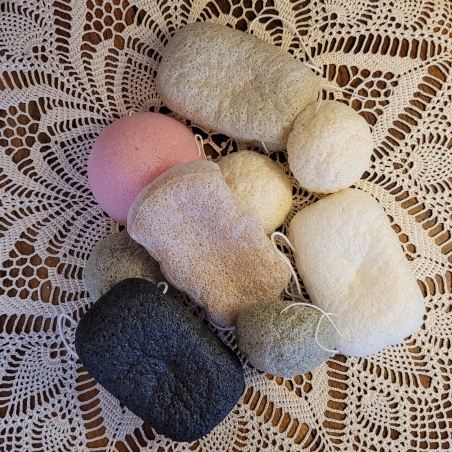 Assortiment d'éponges konjac vrac ou emballées, tailles présentées : petit, medium ou maxi .Vendues déshydratées. Assortiment d'éponges konjac vrac ou emballées, tailles présentées : petit, medium ou maxi .Vendues déshydratées.