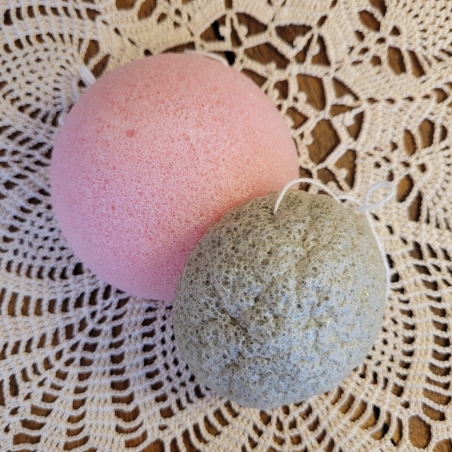 Eponges konjac taille medium (rose) vendue sous sachet et taille petite (verte) vendue en vrac Eponges konjac taille medium (rose) vendue sous sachet et taille petite (verte) vendue en vrac