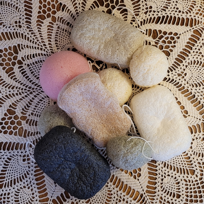 Assortiment de divers éponges konjac, coloris aléatoires et tailles diverses,