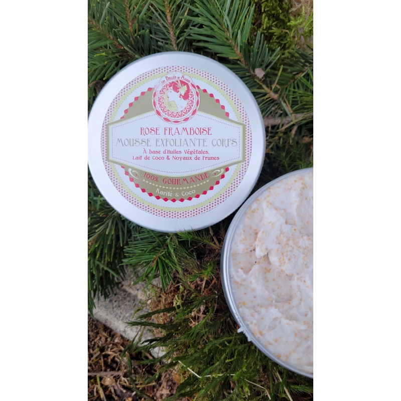 Gommage corps au beurre de karité et lait de coco, enrichi en noyaux de prunes et parfumé à la rose et à la framboise.