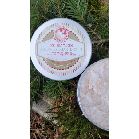 Gommage corps au beurre de karité et lait de coco, enrichi en noyaux de prunes et parfumé à la rose et à la framboise.