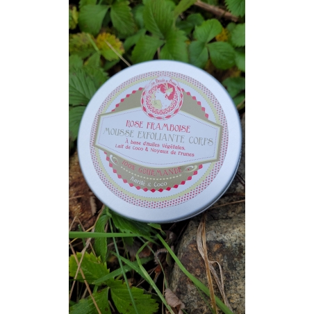 Mousse exfoliante pour le corps parfumée à la framboise et à la rose.