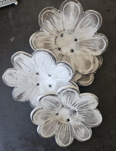 Porte savon artisanal en forme de fleurs en céramique noire et blanche