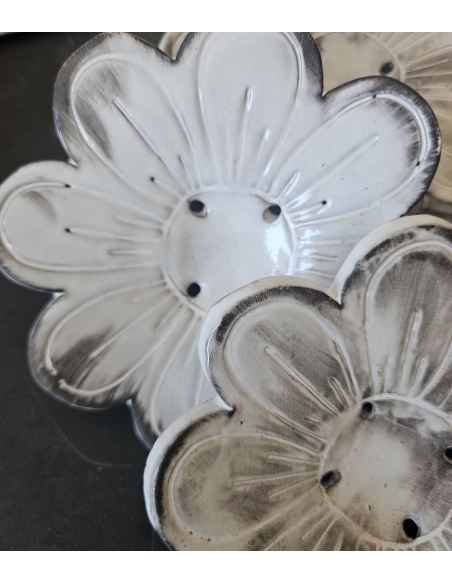 Détails Porte savon artisanal en forme de fleurs en céramique noire et blanche