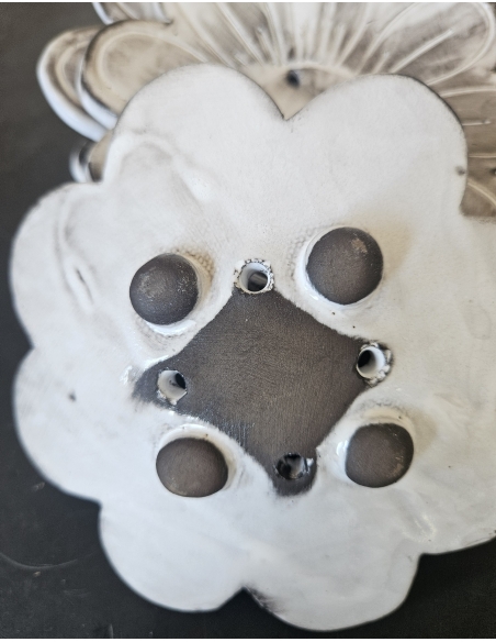 Porte savon artisanal en forme de fleur, céramique noir et blanc