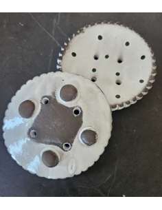 Porte savon artisanal rond en céramique blanc et pois bleus 2