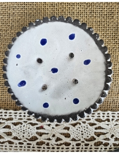 Porte savon artisanal rond en céramique blanc et pois bleus