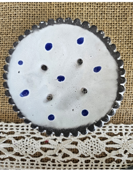 Porte savon artisanal rond en céramique blanc et pois bleus