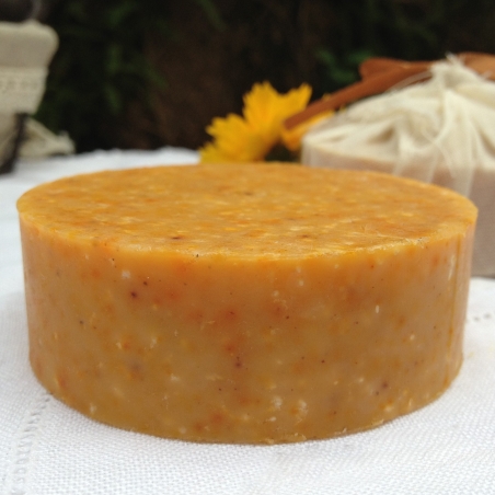 Savon naturel et artisanal tonifiant aux huiles essentielles de pin et vétiver biologiques.Enrichi en fleur de sel