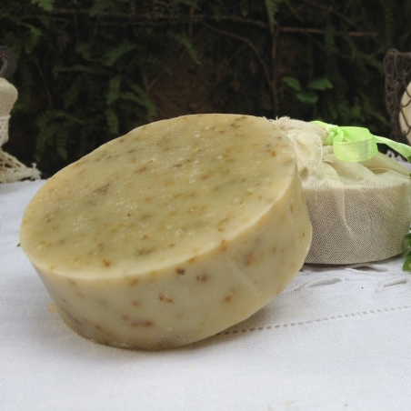 Savon naturel Sauge poudrée et ortie verte. Surgras et nourrissant au Petitgrain Bigarade et au Bois de Hô bio. Savon naturel Sauge poudrée et ortie verte. Surgras et nourrissant au Petitgrain Bigarade et au Bois de Hô bio.