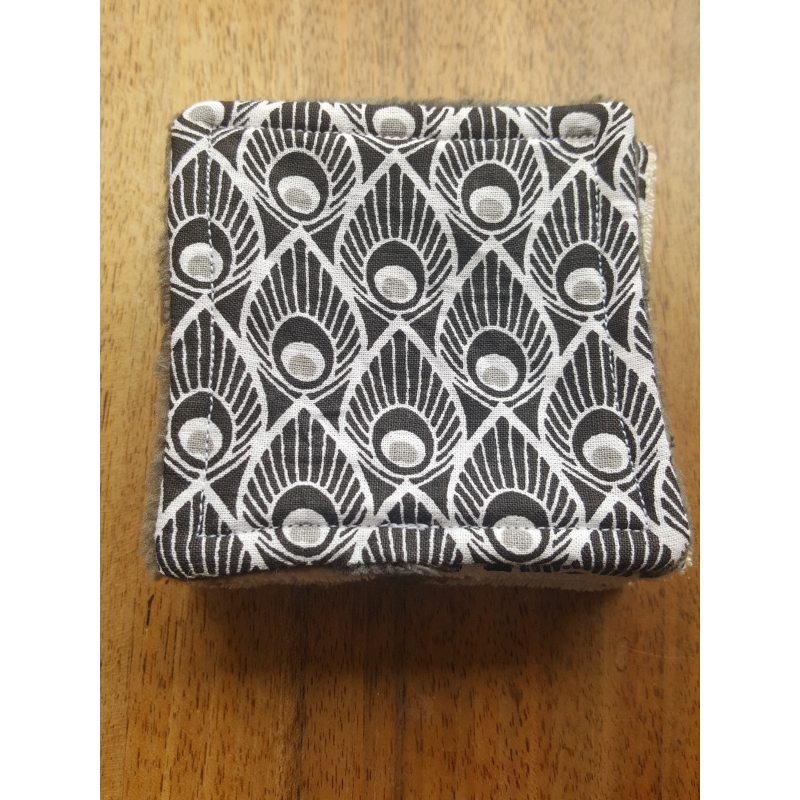 Lingettes démaquillantes carrées en tissu plumes de paon noir et gris