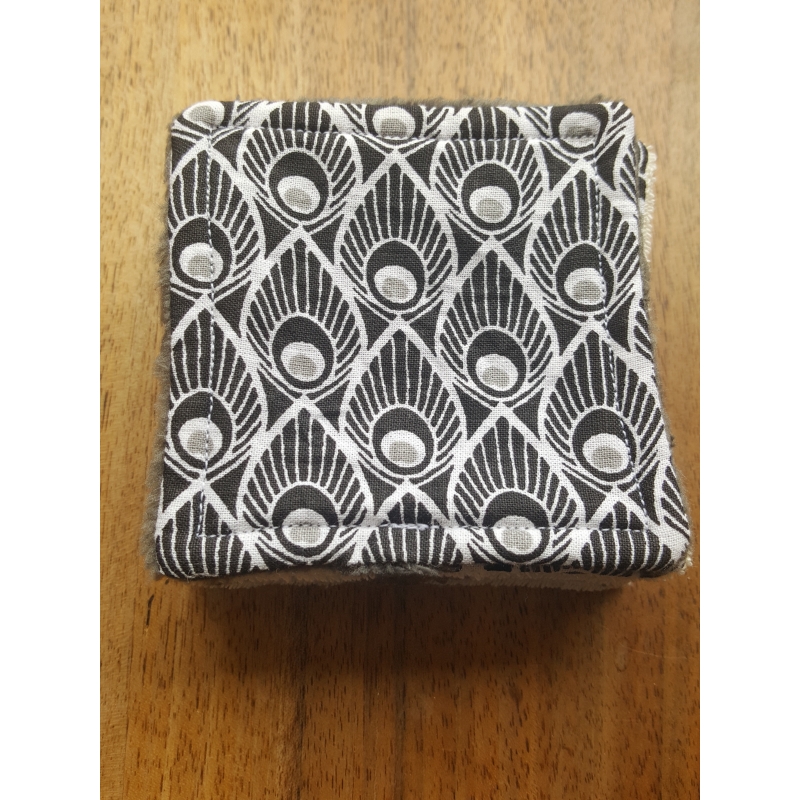 Lingettes démaquillantes carrées en tissu plumes de paon noir et gris Lingettes démaquillantes carrées en tissu plumes de paon noir et gris