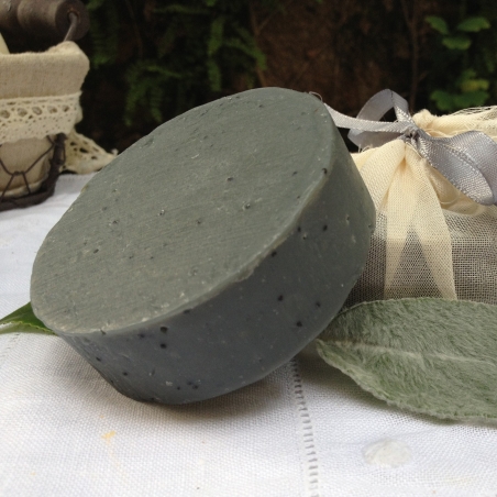 Savon naturel Crème de ricin et charbon purifiant.