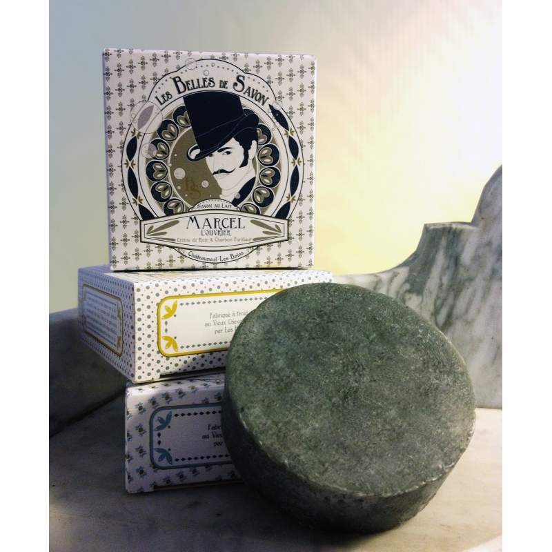 Savon naturel Crème de ricin et charbon purifiant.