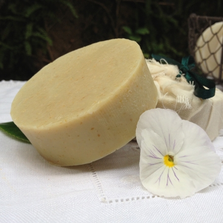 Savon naturel et artisanal à l'huile de chanvre exfoliant.