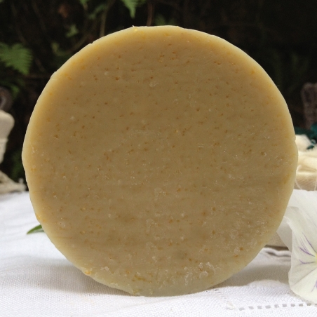 Savon naturel gommant aux plantes aromatiques et potagères.