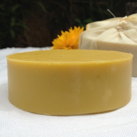 Savon artisanal saponifié à froid au lait d'ânesse, velours de karité et d'avocat. Savon artisanal saponifié à froid au lait d'ânesse, velours de karité et d'avocat.