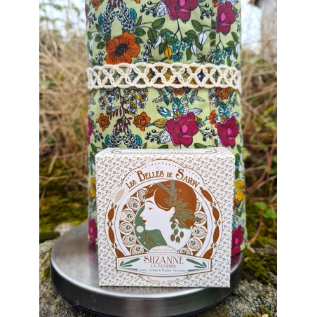 Dérouleur essuie-tout écologique sur support acier et savon de Suzanne La Fâneuse