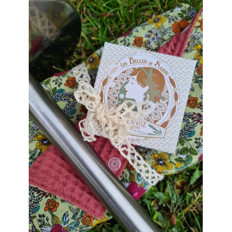 Dérouleur essuie-tout écologique sur support acier et savon de Suzanne La Fâneuse