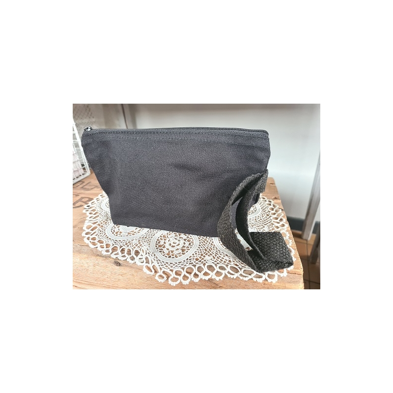 Trousse brodée Les Belles de Savon